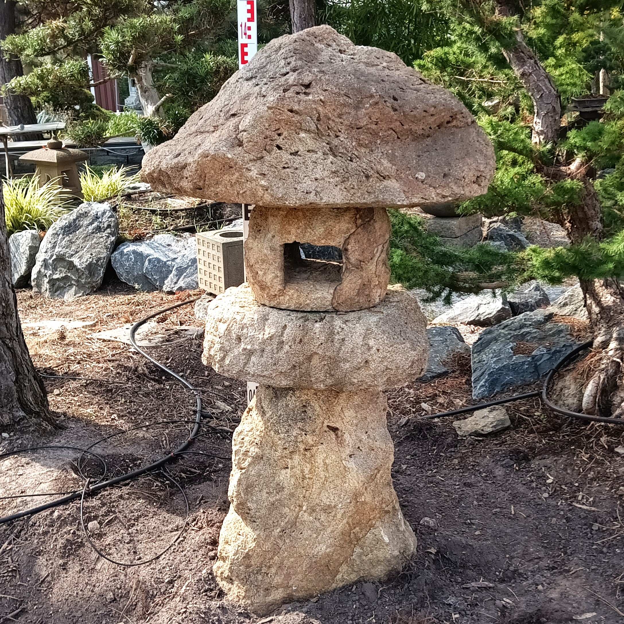 Original aus Japan importierte Steinlaterne