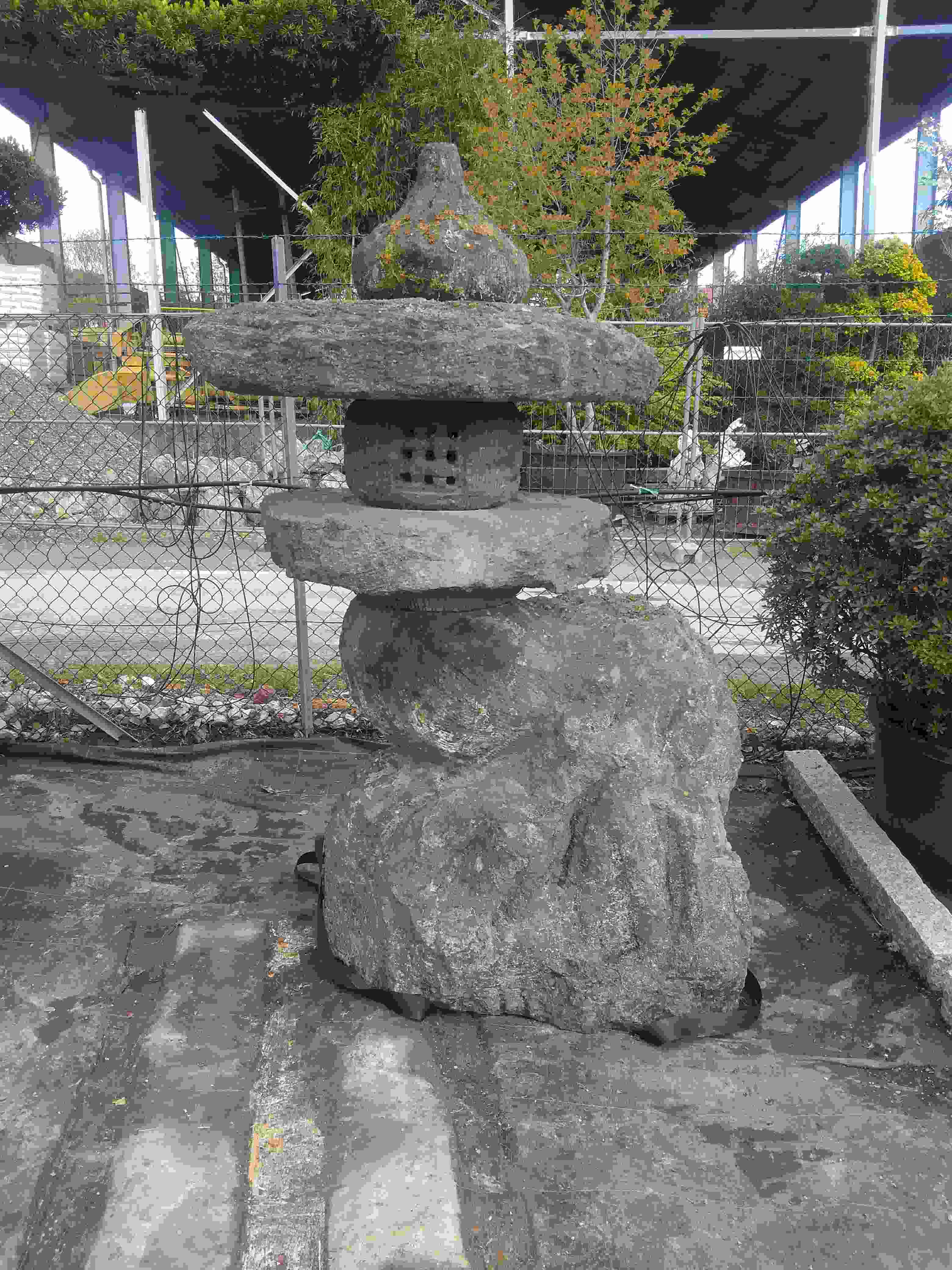original japanische Steinlaterne aus Fukuoka - www.pflanzenhof-herford.de